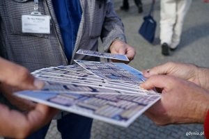 Pamiątkowe kartki rozdane uczestnikom premierowego spaceru szlakiem UNESCO