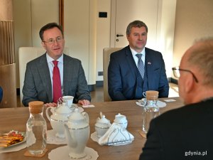 Od lewej: JE Samvel Mkrtchian - ambasador Republiki Armenii w Polsce i Rafał Choma - konsul honorowy Republiki Armenii w Łodzi podczas spotkania w Urzędzie Miasta Gdyni // fot. Magdalena Czernek