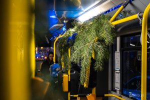 Mikołajkowy trolejbus od PKT na ul. Armii Krajowej podczas miejskiej imprezy mikołajkowej (fot. Kamil Złoch)