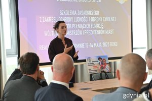 Na zdj. wojewoda pomorska Beata Rutkiewicz i uczestnicy 2. edycji szkolenia dla samorządowców