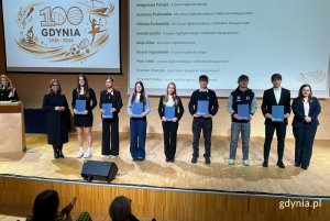 Stypendystki i stypendyści wraz z prezydent Gdyni Aleksandrą Kosiorek i wicprezydentką Gdyni Oktawią Gorzeńską (fot. Magdalena Starnawska)