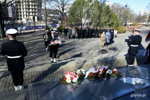 Uczestnicy uroczystości z okazji 77. rocznicy zakończenia walk o Gdynię złozyli kwiaty przed pomnikiem Obrońców Wybrzeża na Cmentarzu Wojennym w Redłowie // fot. Magdalena Czernek