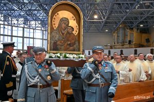 Przedstawiciele Związku Piłsudczyków wnoszą obraz Matki Bożej Pocieszenia do sanktuarium Miłosierdzia Bożego // fot. Magdalena Czernek