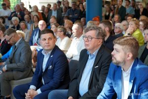 Na zdjęciu goście wernisażu, m.in. wiceprezydent Maciej Zielonka, obok Tadeusz i Dominik Aziewiczowie