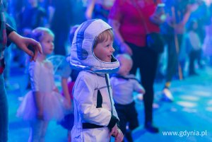 Chłopiec w przebraniu kosmonauty