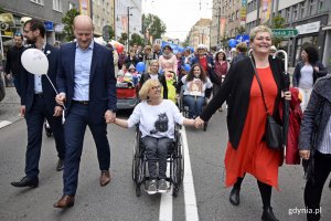 Ulicami Gdyni przeszedł Marsz Godności Osób z Niepełnosprawnością Intelektualną. Uczestniczyli w nim m.in. wiceprezydent Gdyni Bartosz Bartoszewicz, Beata Wachowiak-Zwara - pełnomocnik prezydenta Gdyni ds. osób z niepełnosprawnością i radny miasta Lechosław Dzierżak  // fot. Paweł Kukla