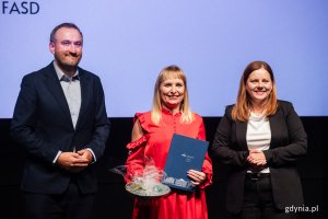 Agata Cichoń-Chojnacka, laureatka Nagrody Prezydent Miasta Gdyni dla pracowników ochrony zdrowia, wraz z prezydent Gdyni Aleksandrą Kosiorek i wiceprezydentem Tomaszem Augustyniakiem