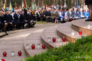 Znicze na schodach kaplicy w Lesie Piaśnickim 