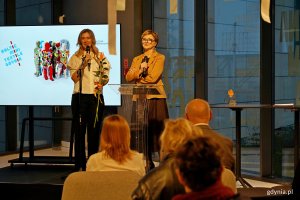 Od lewej: Anna Śliwa - kuratorka wystawy i Karin Moder - dyrektorka Muzeum Miasta Gdyni przemawiające podczas wernisażu 13. Baltic Mini Textile Gdynia