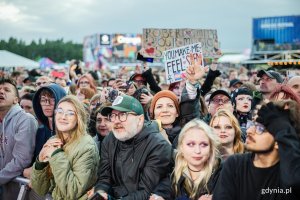Uczestnicy festiwalu pod sceną gł&oacute;wną podczas jednego z koncert&oacute;w 