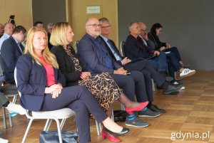Na zdjęciu (od lewej) m.in.: kierownik Biura ds. energetyki Urzędu Miasta Gdyni Hanna Górecka-Banasik, dyrektor Departamentu Handlu PGE Energia Ciepła S.A. Oddział Wybrzeże w Gdańsku Emilia Szczerba, główny specjalista w Wydziale Strategii Maurycy Rzeźniczak, wiceprezydent Gdyni Rafał Geremek (fot. Magdalena Starnawska)