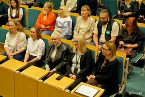 W pierwszym rzędzie od prawej: wiceprezydentka Gdyni Oktawia Gorzeńska, Alicja Harackiewicz – dyrektorka Centrum Nauki Experyment, Iwona Tanewska – naczelniczka Wydziału Edukacji Urzędu Miasta Gdyni, dr Malwina Puchalska-Kamińska – psycholożka z Uniwersytetu SWPS oraz Karolina Gierdys-Majkut – psycholożka, kulturoznawczyni i koordynatorka projektów w Centrum Edukacji Obywatelskiej podczas konferencji „Dobrostan w centrum uwagi” 