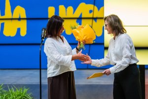 Magdalena Mistat &ndash; pełniąca obowiązki dyrektora Europejskiego Centrum Solidarności wręczająca kwiaty Hannie Kosycarz &ndash; wsp&oacute;łorganizatorce konkursu Gdańsk Press Photo z Agencji KFP