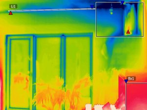 Przykładowe zdjęcie termowizji, które wskazuje kolorem na miejsca, w których następuje ubytek ciepła.