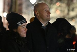 Betlejemskie Światło Pokoju już w gdyńskich domach. Na zdj. od lewej  hm. Agnieszka Szlosowsk, Bartosz Bartoszewicz, wiceprezydent Gdyni ds. jakości życiaFot. Michał Puszczewicz 