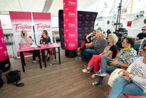 Plenerowe studia Polskiego Radia nadają z Gdyni przed „Lato z Radiem Festiwal”, fot. Dawid Linkowski