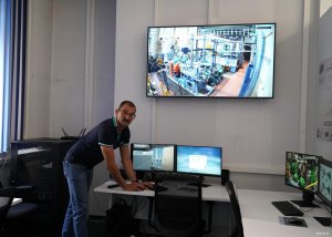 Mężczyzna przy monitorach