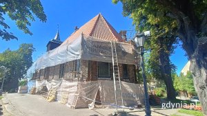 Kościół w trakcie układania nowej dachówki