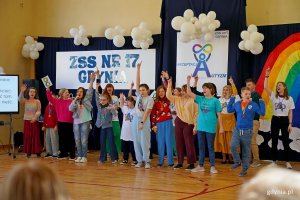 Uczniowie i nauczyciele ZSS 17 podczas występu na uroczystości z okazji Światowego Dnia Świadomości Autyzmu 