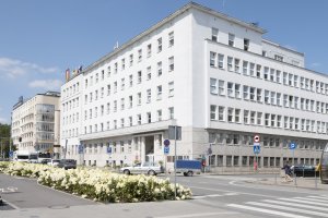 Budynek modernistyczny z zewnątrz