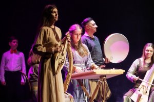 Zesp&oacute;ł Młodzieżowego Domu Kultury w Gdyni "Arcanthos" podczas występu