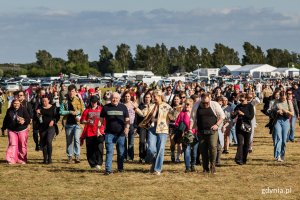 Uczestnicy Open'era na terenie miasteczka festiwalowego 