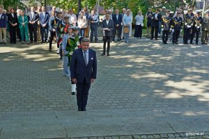 Poseł Michał Kowalski składający kwiaty pod pomnikiem Obrońców Wybrzeża na Cmentarzu Wojennym podczas obchodów 86. rocznicy wybuchu II wojny światowej 