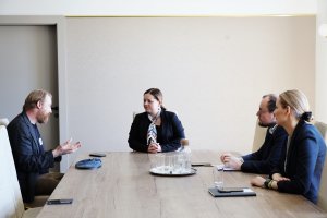 Reżyser Hugh Welchman odwiedził prezydent Gdyni Aleksandrę Kosiorek. W spotkaniu wzięli także udział dyrektor zarządzający ds. kultury i aktywności mieszkańc&oacute;w Mariusz Bzdęga i naczelnik Biura prezydenta UM Anna Chojnowska