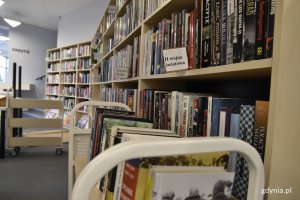 Bibliotekę wyróżnia kolorowe wnętrze i wyposażenie // fot. Magdalena Czernek