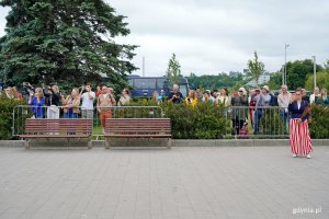 Uczestnicy uroczystości przekazania obowiązk&oacute;w dow&oacute;dcy COM - DKM stojący na Nabrzeżu Pomorskim 