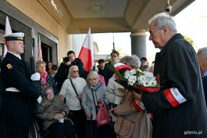 Andrzej Krajniak &ndash; prezes Stowarzyszenia Gdynian Wysiedlonych składający kwiaty pod tablicą pamiątkową, kt&oacute;ra znajduje się na fasadzie Dworca PKP Gdynia Gł&oacute;wna, podczas uroczystości z okazji 87. rocznicy pierwszych wysiedleń Gdynian 