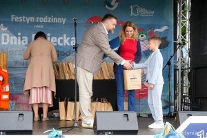 Miejski Dzień Dziecka &ndash; &bdquo;Morska przygoda z Treflikami&rdquo; w Kolibkach. Przewodniczący Rady Miasta Gdyni Tadeusz Szemiot wręcza nagrodę w konkursie &bdquo;Gdynia malowana kwiatami" (fot. gdynia.pl)