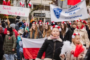 Uczennice i uczniowie gdyńskich szkół podczas parady (fot. Karol Stańczak)