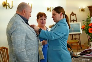 Prezydent Aleksandra Kosiorek wręcza medal jubilatom 