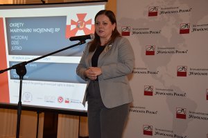 Kobieta za mikrofonem