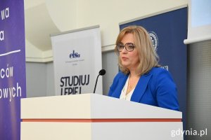 Przy mównicy posłanka do Parlamentu Europejskiego Magdalena Adamowicz