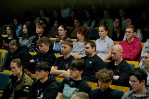 Młodzież z gdyńskich szk&oacute;ł podczas debaty &bdquo;Poza schematami&rdquo; 