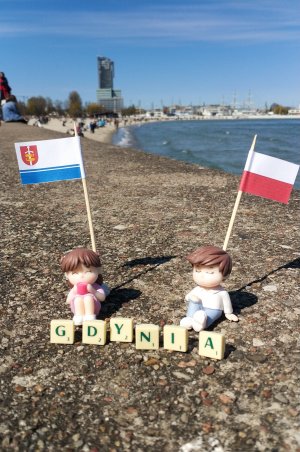Figurki z flagami Gdyni i Polski na bulwarze, fot. Artur Chyrek