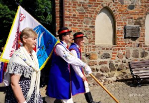 sztandary i ludzie w strojach kaszubskich