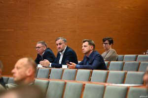 Trzech mężczyzn, a wśr&oacute;d nich wiceprezydent Gdyni Tomasz Augustyniak
