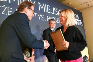 Oktawia Gorzeńska odbiera nagrodę dla wyróżniającego się samorządu