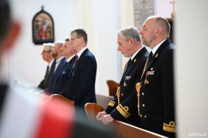 W mszy wzięli udział m.in.: kontradmirał Mirosław Jurkowlaniec, komandor Andrzej Ogrodnik, wiceprezydent Rafał Geremek, poseł Michał Kowalski i wiceprzewodniczący Rady Miasta Gdyni Ireneusz Trojanowicz