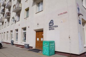Przed Wypożyczalnią Centralną znajduje się wrzutnia, w kt&oacute;rej można zostawić książki, czasopisma i audiobooki