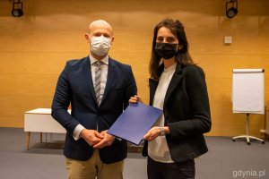 Awansowana nauczycielka z wiceprezydentem Bartoszem Bartoszewiczem - w maseczkach