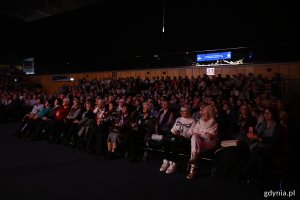 Hala Polsat Plus Arena Gdynia, trybuny, ludzie na krzesełkach, przyciemnione światło