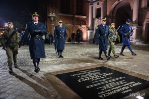We wtorek, 13 stycznia, złożono kwiaty i wieńce oraz zapalono znicze na tablicy upamiętniającej miejsce zamachu na prezydenta Gdańska Pawła Adamowicza (fot. Karol Stańczak)