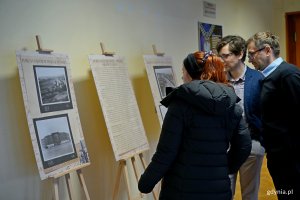 Goście zaproszeni na inaugurację wystawy w sądzie przyglądający się ekspozycji 