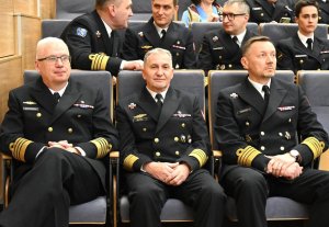 Mężczyżczyźni w mundurach marynarki