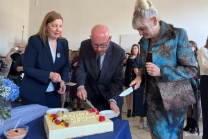 Jubileusz 80-lecia SP 17 w Gdyni, na zdjęciu od lewej: dyrektorka SP 17 Monika Małyszko, Pomorski Kurator Oświaty Grzegorz Kryger,  Iwona Tanewska Naczelniczka Wydziału Edukacji (fot. Katarzyna Balcerzak)