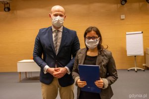 Awansowana nauczycielka z wiceprezydentem Bartoszem Bartoszewiczem - w maseczkach